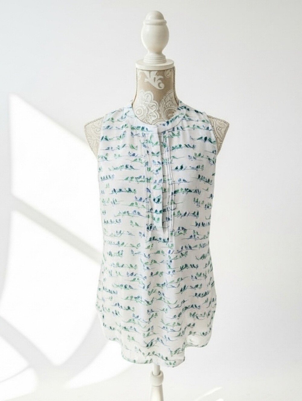 Liz Claiborne Career Casual Sleeveless Bird Print Blouse Sz M White Green Blue